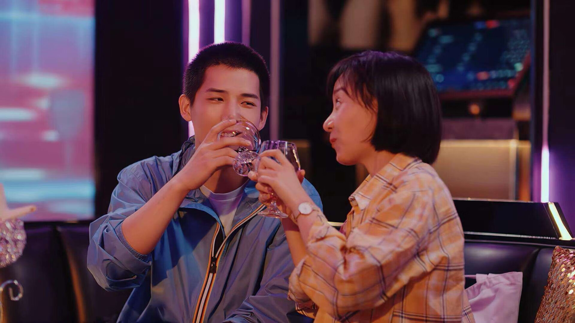 AYX GAME-火爆对决：上海篮球队燃情对决取胜，上海男篮打火箭